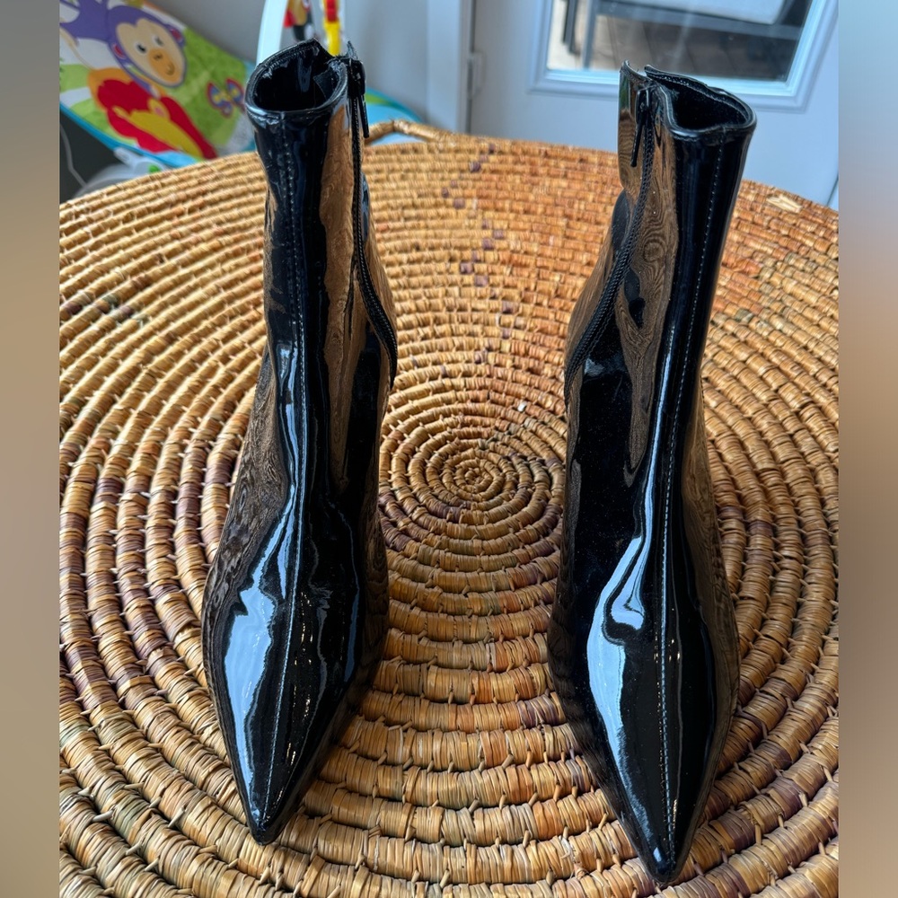 Suitable for work made in Italy size 9.5 wet look boots..
